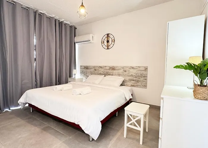 Seaside Makenzie- 50m To アパート ラルナカ